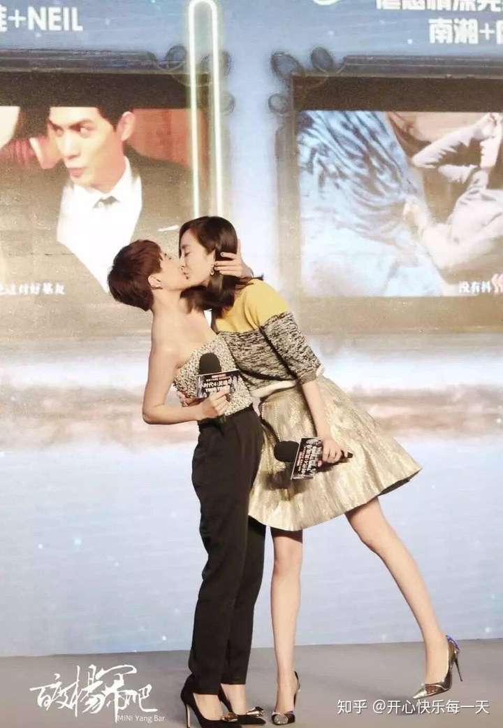 如何看待星光大赏上杨幂李现吴亦凡在一起讲话,而赵丽颖自己一个人坐