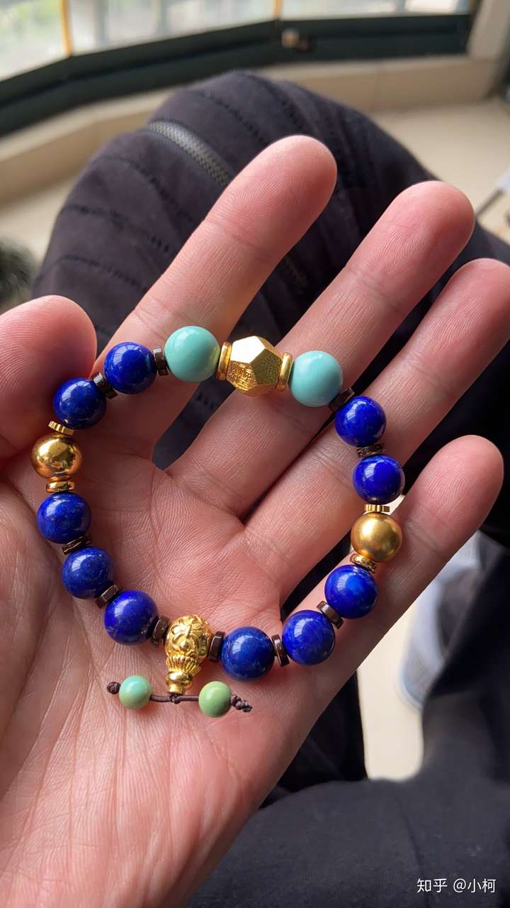 怎样搭配才能穿一条好看的青金石手串?