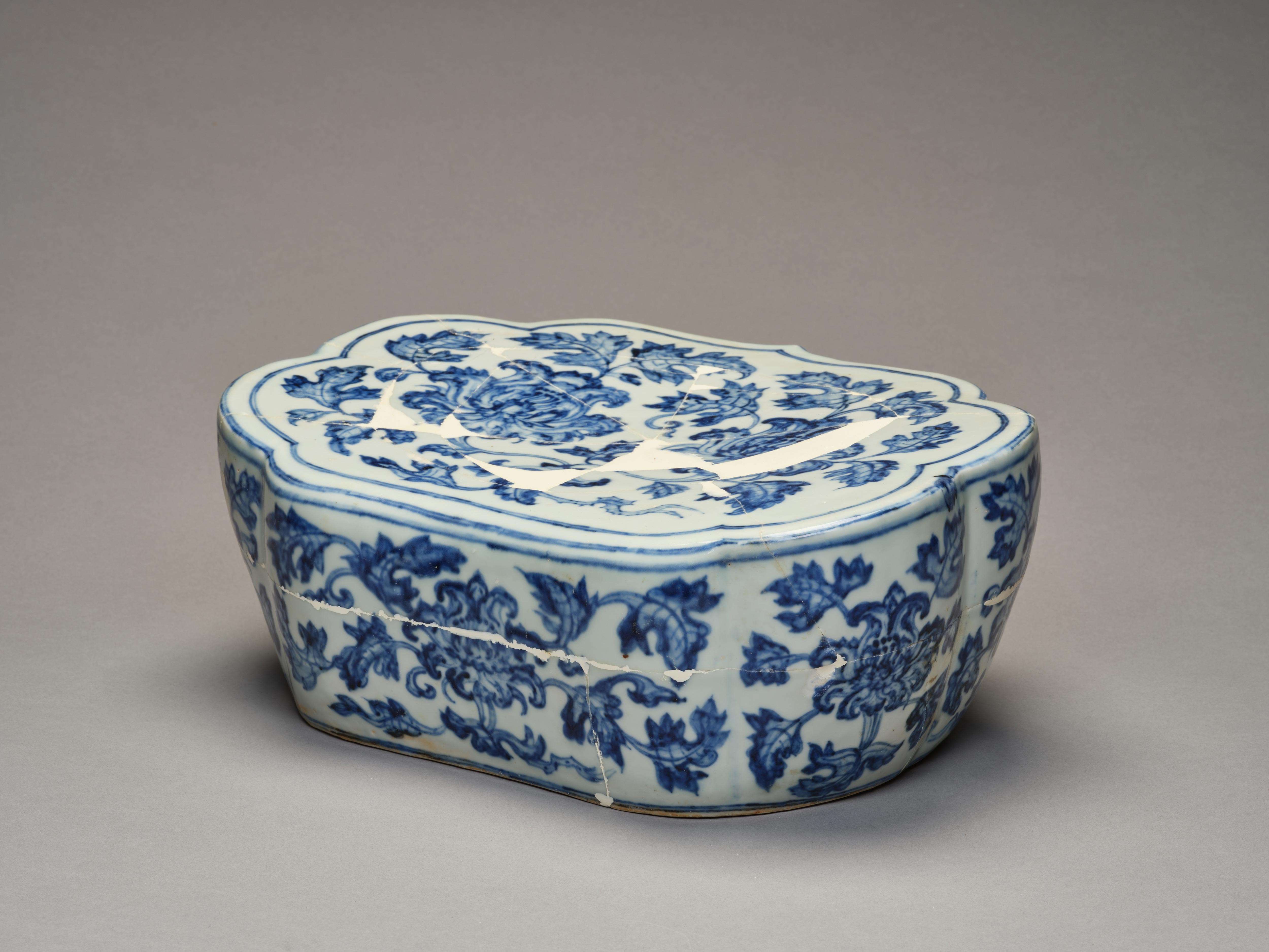 心中即天下 的想法: 瓷枕在明代御窑瓷器中相当稀少,传世罕见