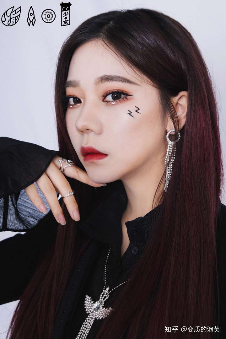 火箭少女里面有一位长得很有辨识度的眼睛很冷的请问是谁?