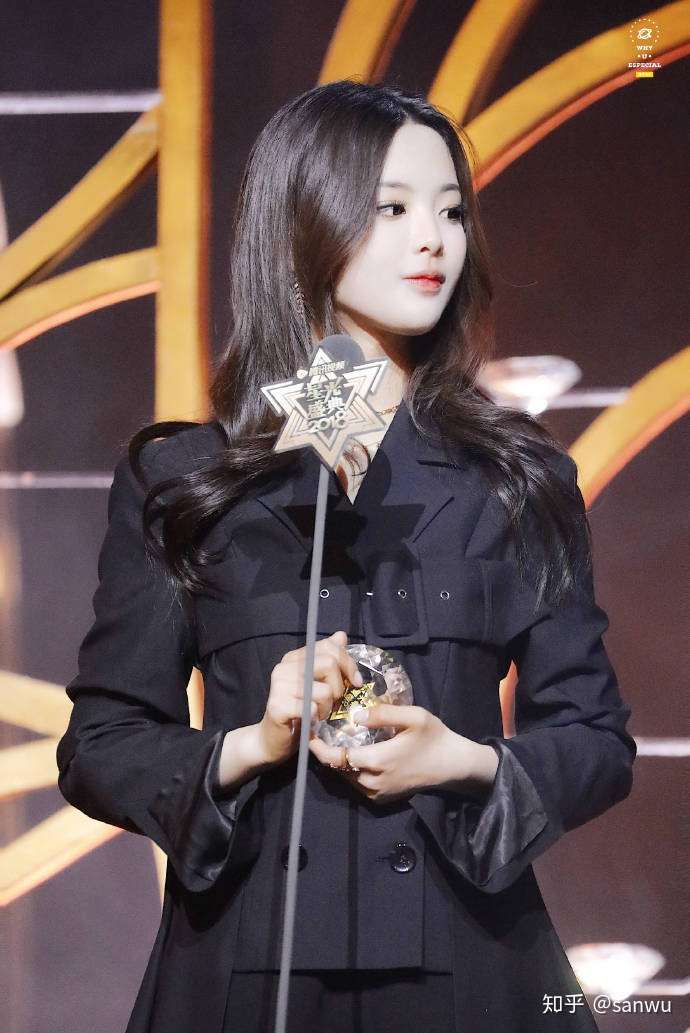 如何看待杨超越在2018年度腾讯星光大赏获得节目新锐之星?