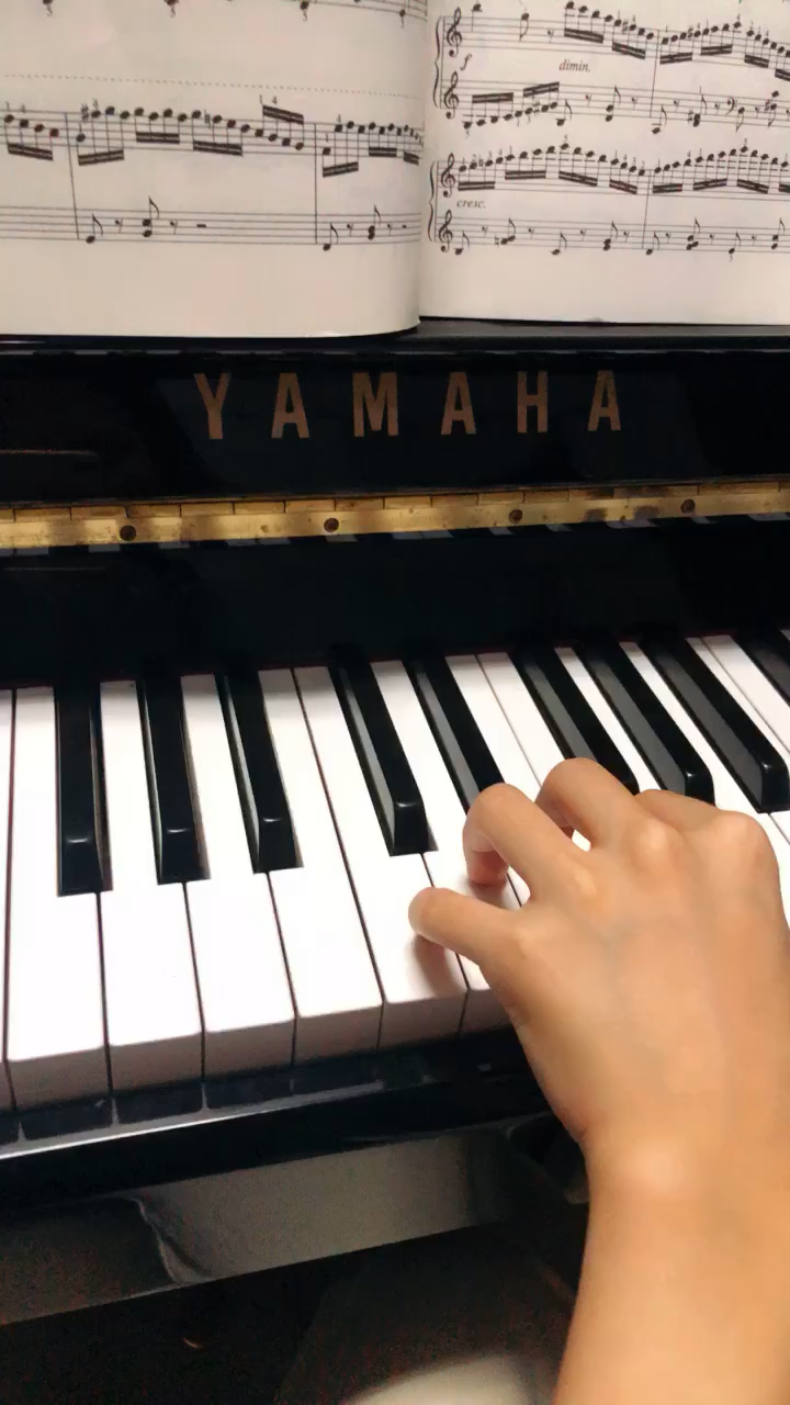 弹钢琴小拇指这样怎么锻炼.是我的手的问题吗?