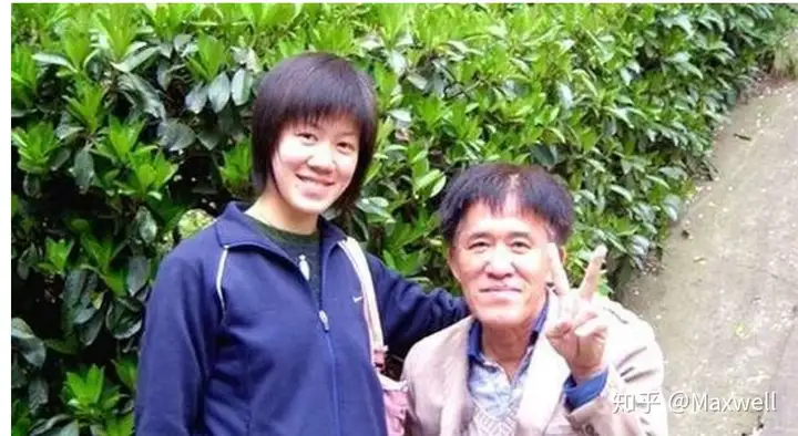 763分省状元黄来女，为照顾瘫痪父亲还背着一起上学，如今怎么样？