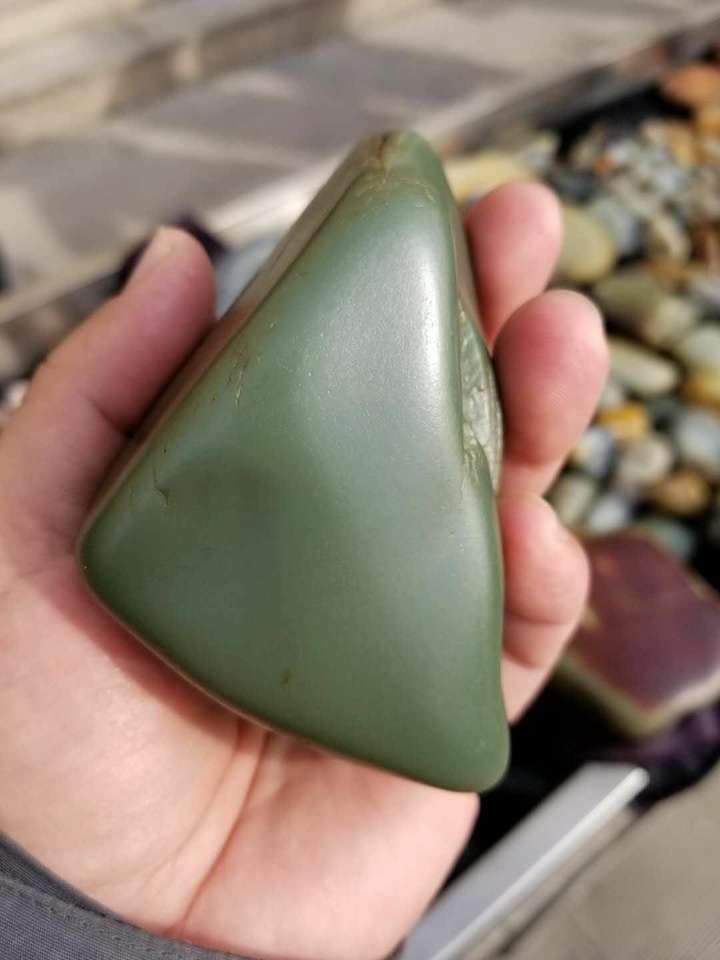 说是和田玉沙枣青,1600入合理不?