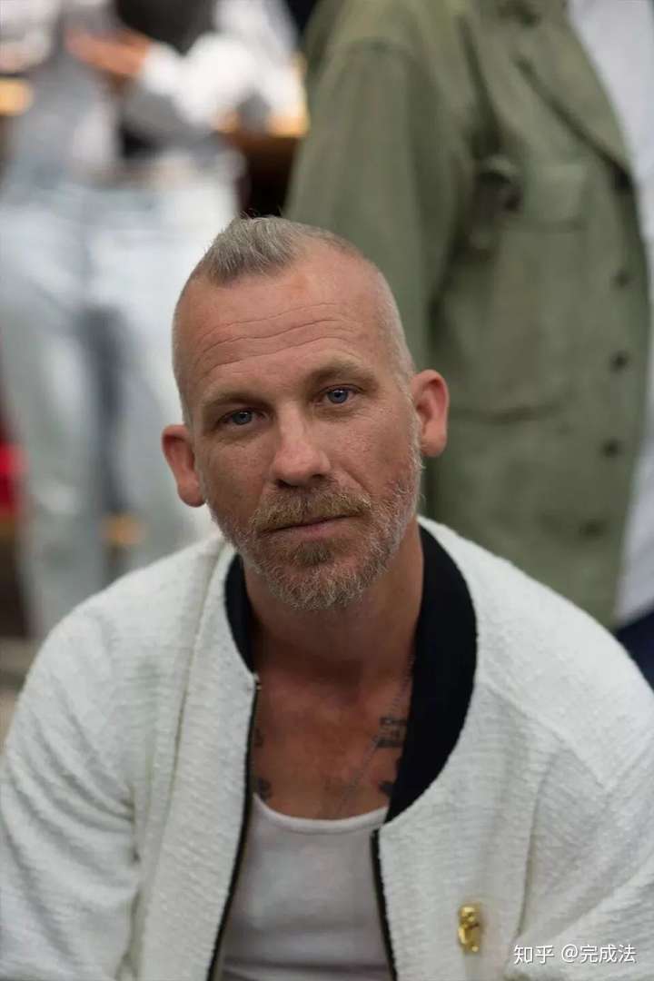 完成法 服装打杂 jason dill和fucking awesome正在跟去年的stan