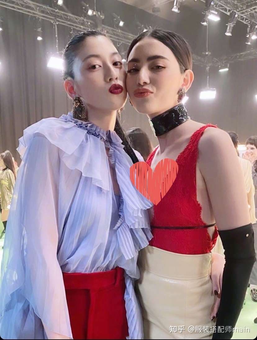 三美同场看秀 Iu粉裙甜美三吉彩花紫衣大秀气场 Mai深v装最美艳 知乎