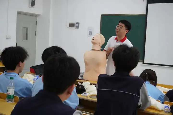 【平安校园】急救技能 “上线” 筑牢校园安全线 | 我校塘栖校区开展红十字急救技能培训(图4) 【平安校园】急救技能 “上线” 筑牢校园安全线 | 我校塘栖校区开展红十字急救技能培训(图4)