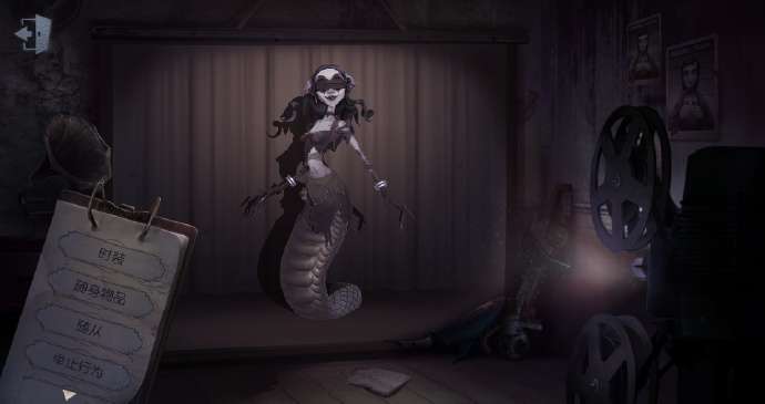 人身蛇尾的造型和夸张的面部表情,不知不觉中加剧了庄园的恐怖氛围.