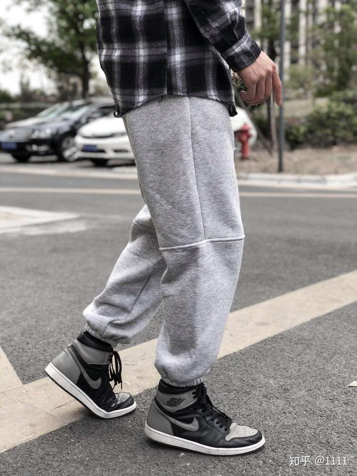 aj1新款桑德紫男生该怎么搭配衣服呀