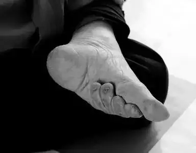 如下图所示:这种三寸金莲,最早出现于宋代,是古代