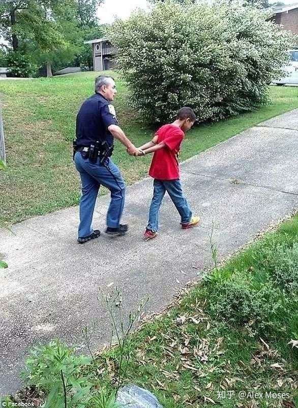 男性嫌犯被戴上手銬,押上警車.