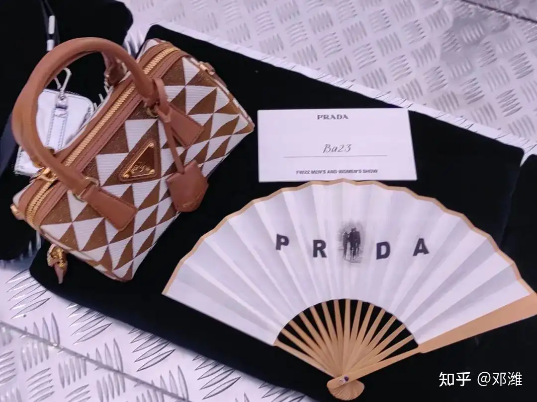 PRADA プラダ 扇子 ノベルティ deaflink.com