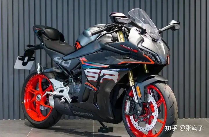 国产450CC中量级仿赛：2023款春风450SR和QJMOTOR赛450谁与争锋？