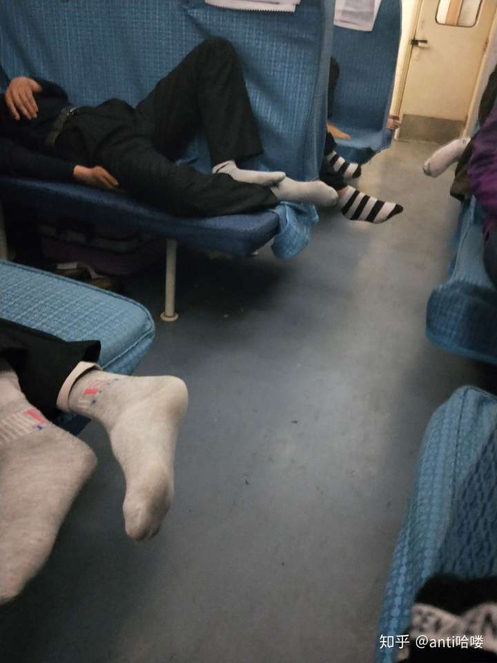 如何看待在火车上硬座乘客脱鞋不听劝阻的问题?