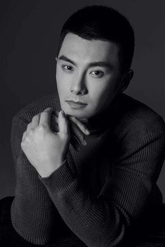 沈泰黑白写真眼神温暖而坚定帅气十足