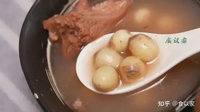 吃新鲜莲子，不要丢弃它，活血化瘀，女人最适合（吃新鲜的莲子有什么好处和坏处）