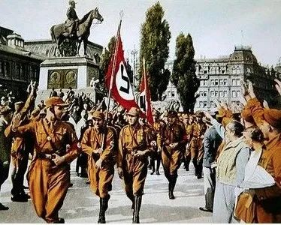 纳粹冲锋队是希特勒于 1923 年创立的武装组织。成员穿黄褐色卡其布军装，右袖戴卐字袖标，因此也称「褐衫队」。