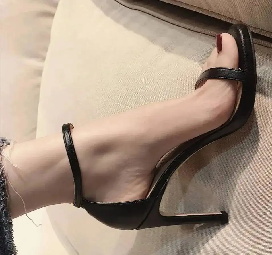黑色绒面袢带高跟凉鞋，裸色方头高跟鞋，什么样的女人都能驾驭- 知乎