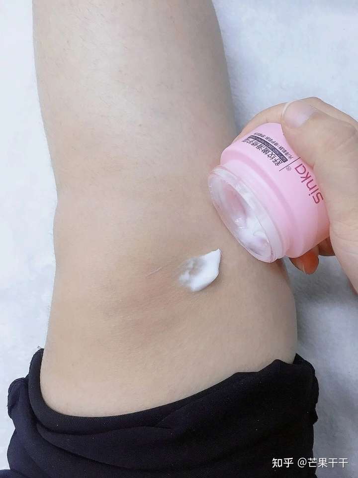 平时洗澡要认真对待,隔几天就用磨砂膏搓搓身上,尤
