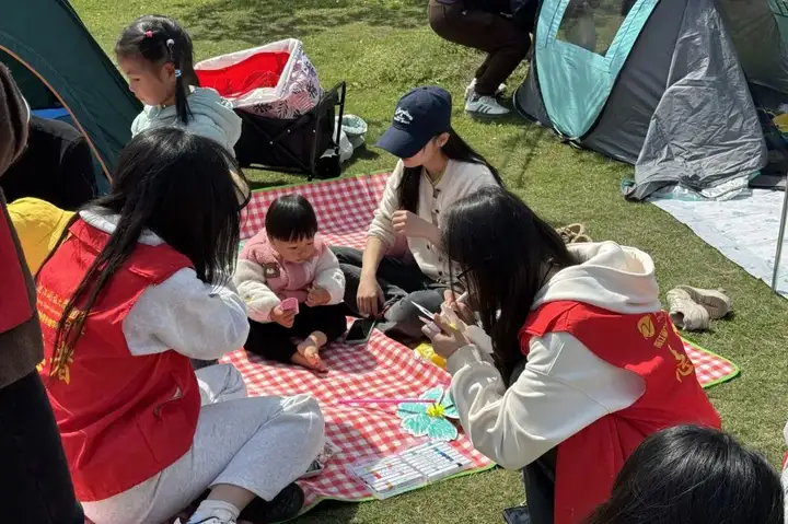 志愿助幼 春光同行 | 塘栖校区学生志愿者助力塘栖镇幼儿园春游活动(图8)