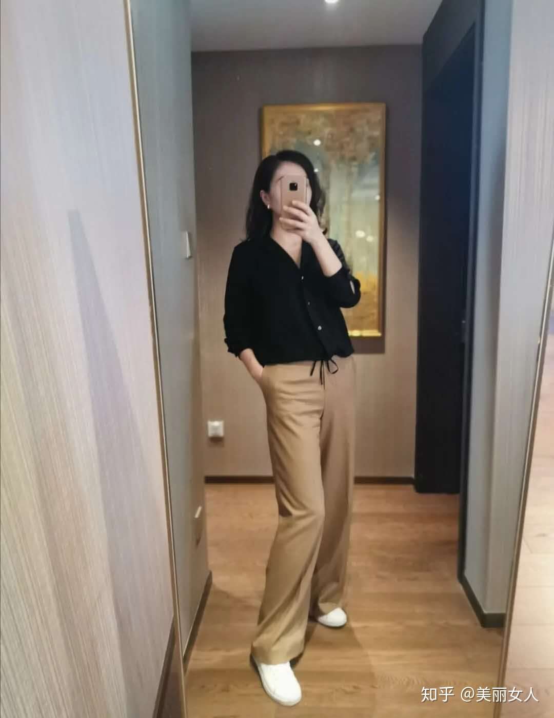 卡其色裤子搭配什么颜色上衣 知乎
