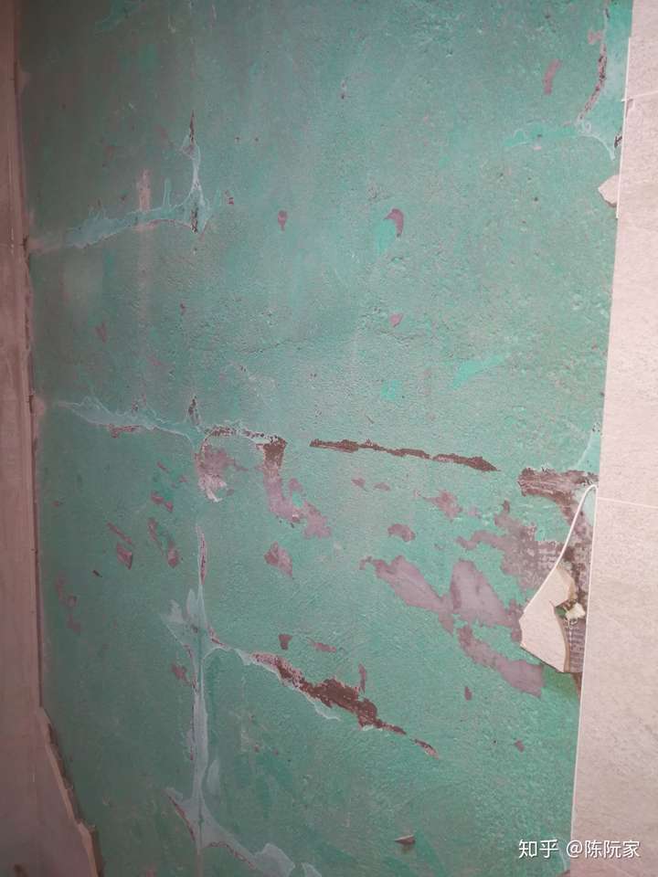 空鼓的墙面瓷砖为什么和防水层一起脱落?