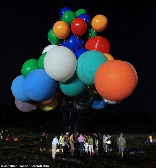 现实版飞屋环游记美国程序员用370颗氢气球开启高空之旅