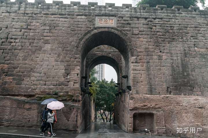 一路步行,来到了重庆现存两座城门之一,通远门,这里还残留着一段城墙.