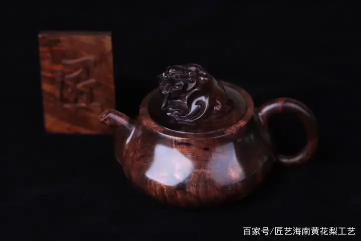 奔走相告（海南黄花梨如何鉴别）海南黄花梨原木多少钱一斤，用海南黄花梨记录中国传统文化技艺，海南黄花梨中的“壶”文化，建行装修分期是大坑，