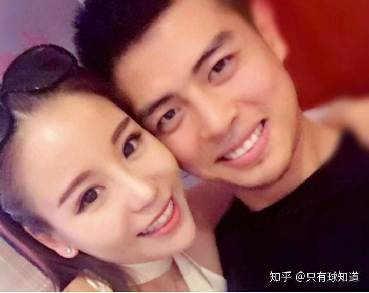 方硕曾和妻子高空浪漫求婚妻子毕业于农大颜值高有网红气质