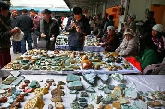 批发翡翠原石批发市场在哪里？中国最早最大翡翠原石赌石批发交易集散地-第4张图片-趣盘玩
