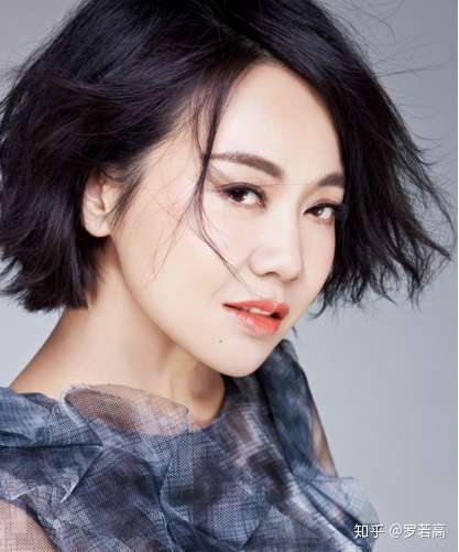 47岁闫妮竟比女儿还要引人注定 看出她的眼睛变好看了吗 知乎