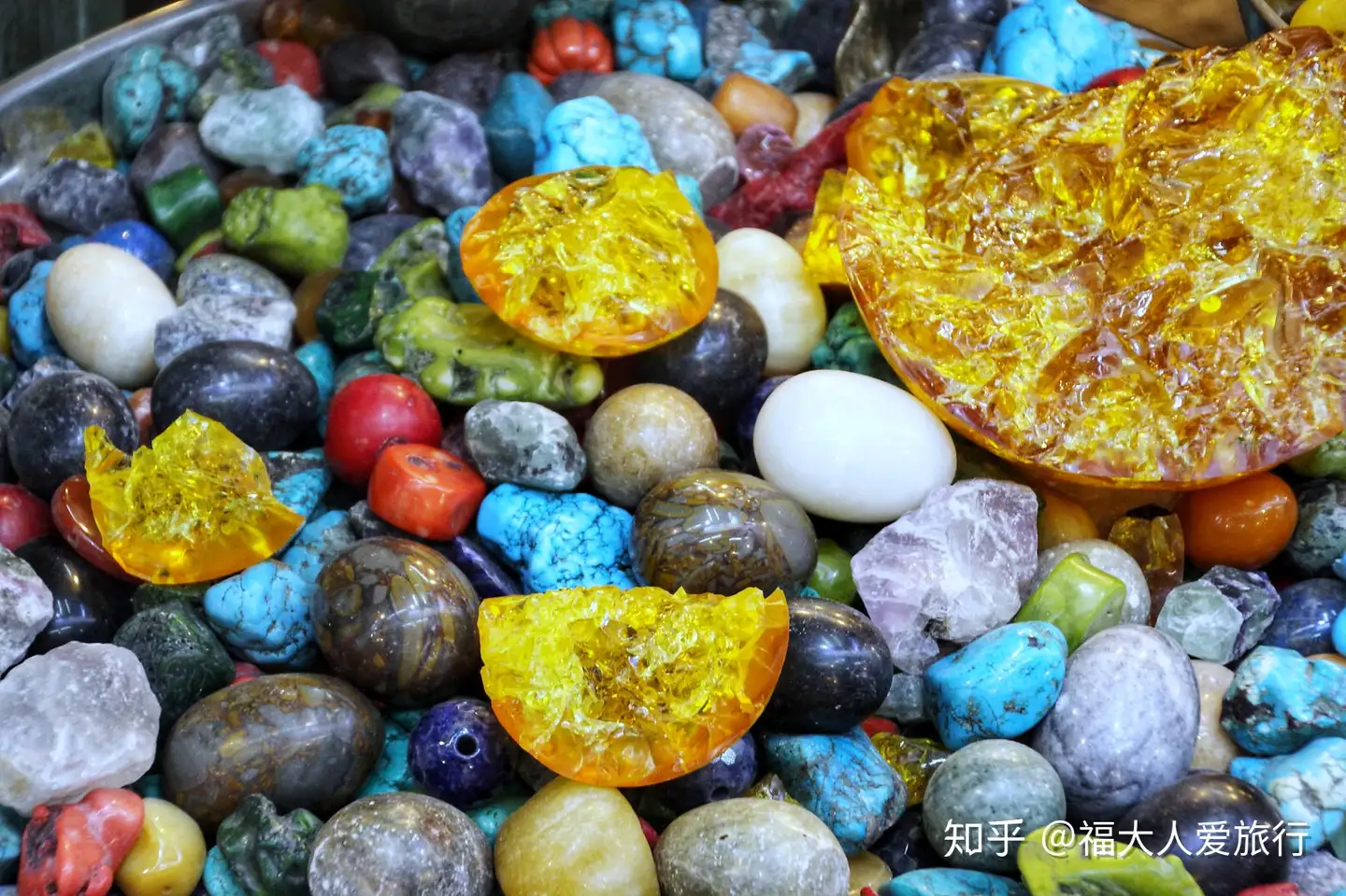 内蒙古戈壁滩遍地玛瑙宝石：当地万人“吃”石头，一只“小鸡”价值1.3亿元