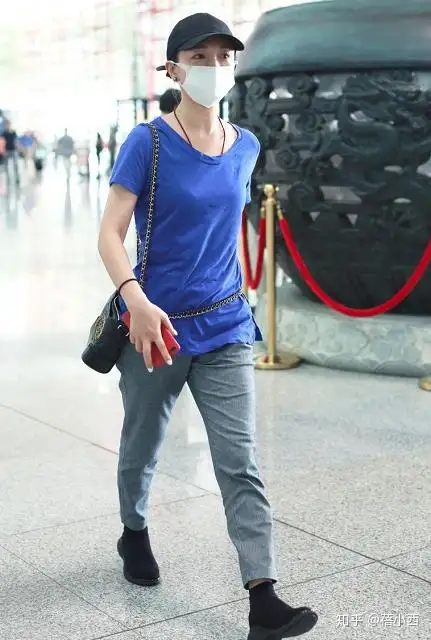 “周迅”真是穿麻布袋都好看，蓝色T恤配休闲裤走机场，任性有范(图3)