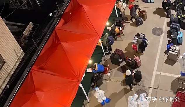 西安一隔离人员没带够钱在酒店楼下滞留一夜,工作人员:「按规定需一次