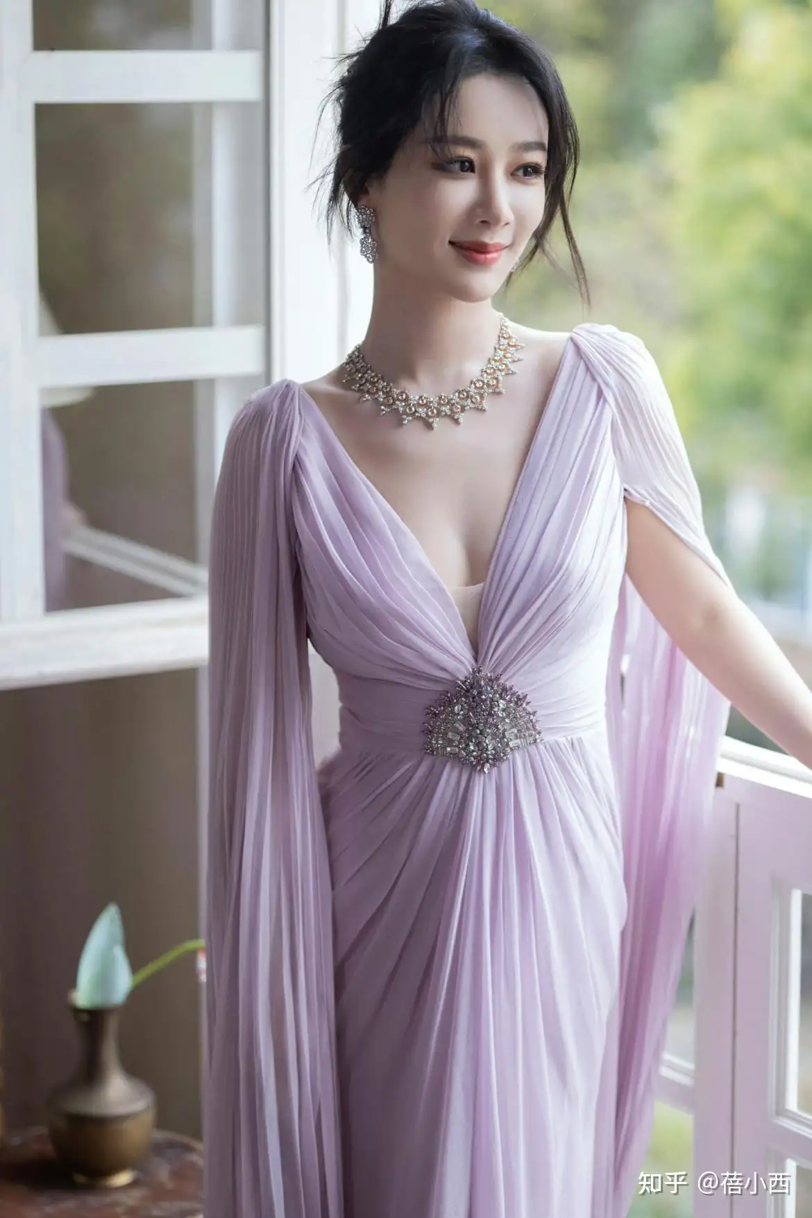 杨紫身材被低估了，穿深v薄纱连衣裙秀事业线！美得不像话- 知乎