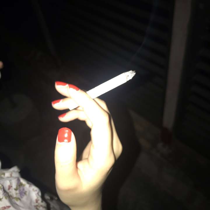 女生抽烟手势真实图片图片