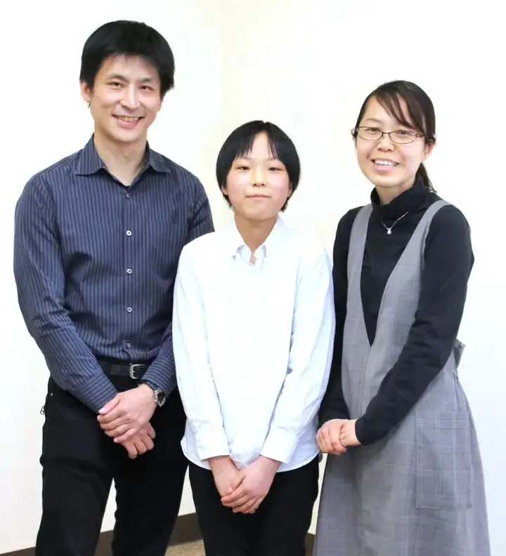 Cho U with his wife Kobayashi Izumi and younger daughter Cho Koharu after Koharu became a pro, 2022 (Image credit: zhuanlan.zhihu.com)