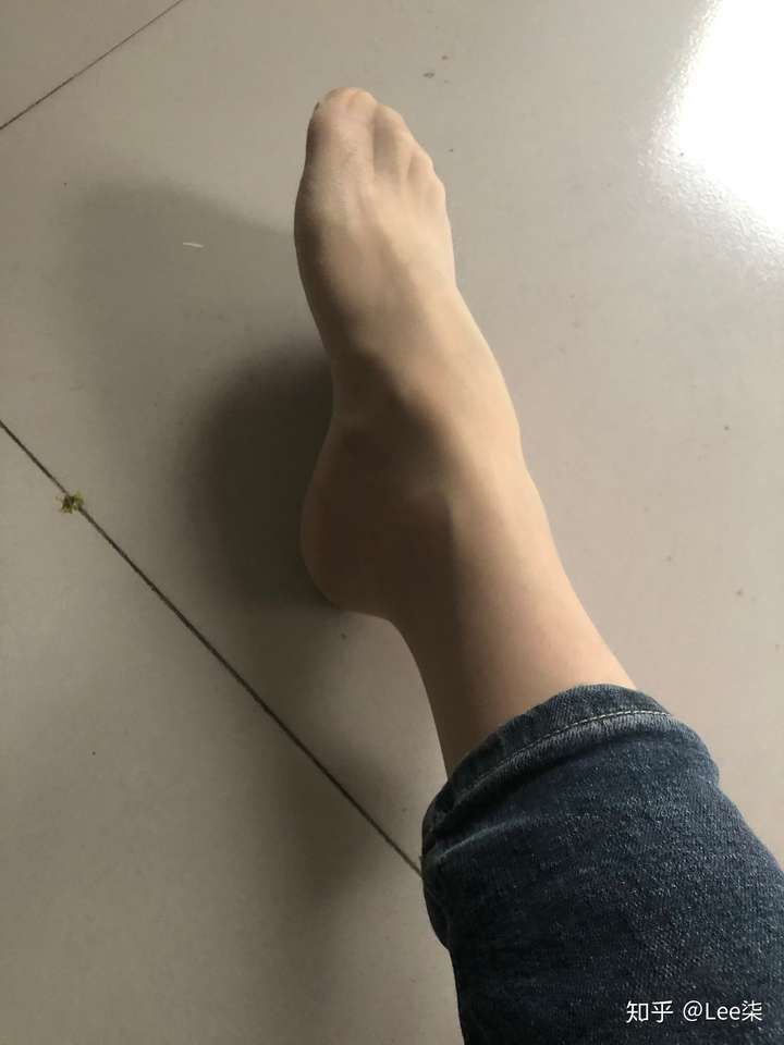 之前听很多经验者说在裤子里穿一条连裤袜会起到保暖的效果,还能使腿