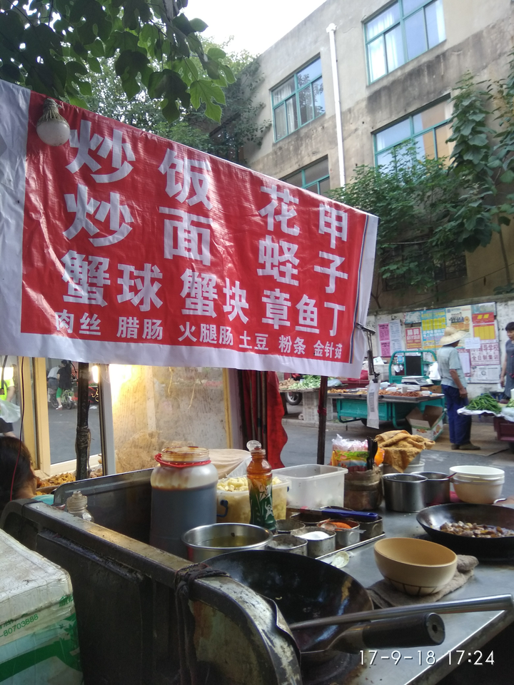 自己家附近的大学马上开学了,有什么适合摆地摊的商品?