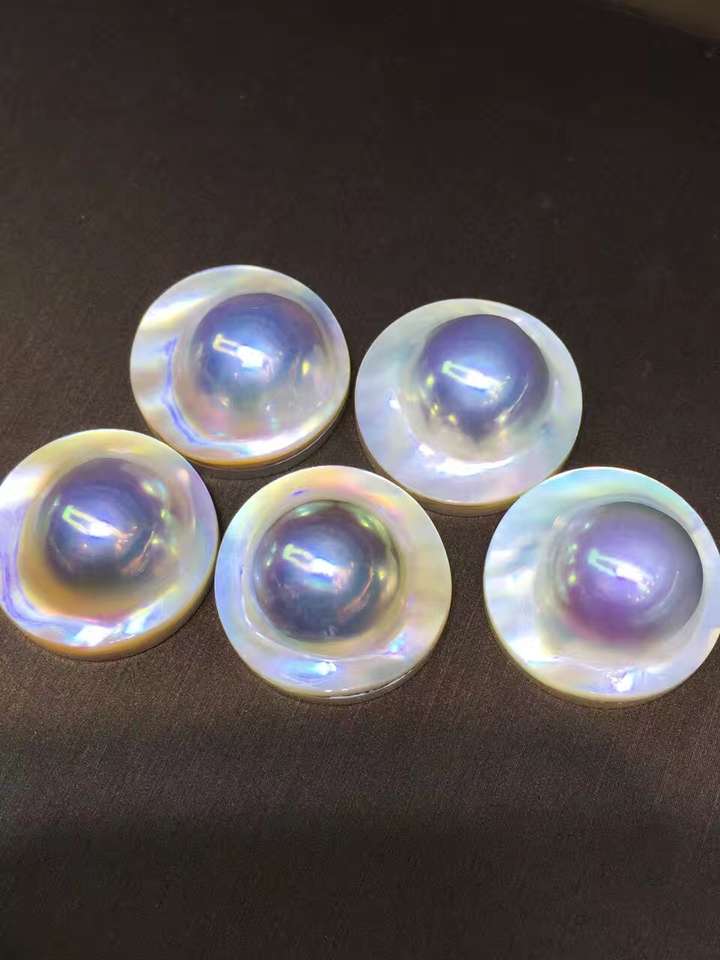 马贝珠是附着在贝壳上生长的一种半立体的珍珠,内部有珠核,取珠时连带