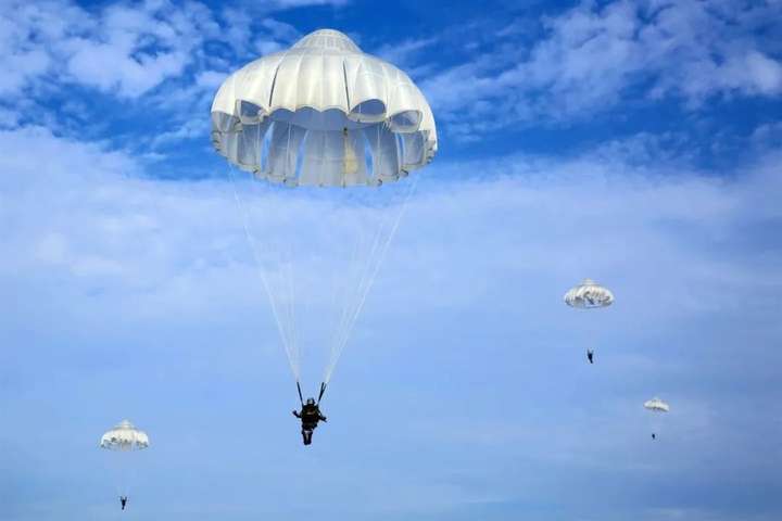 什么是伞兵的生活我想这样回答