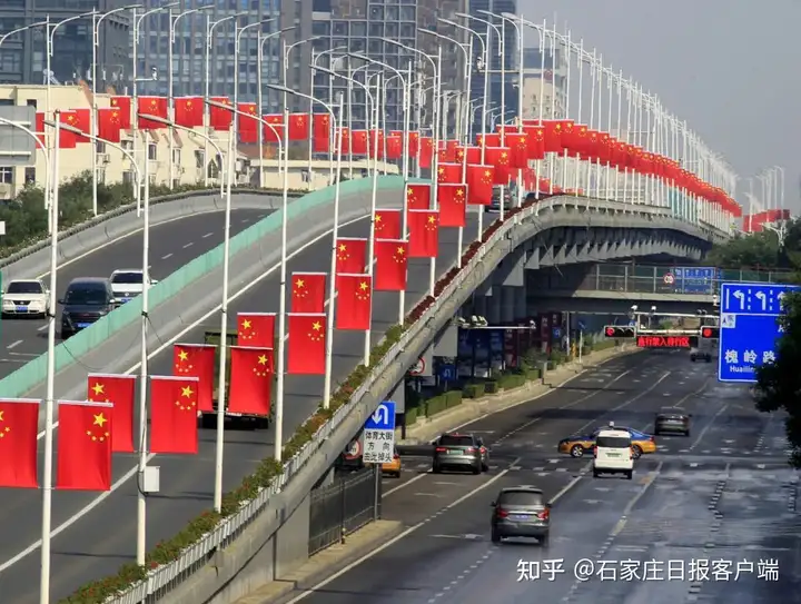 全国各地红旗飘：满眼尽是中国红（中国红旗飘飘书画院王增起）