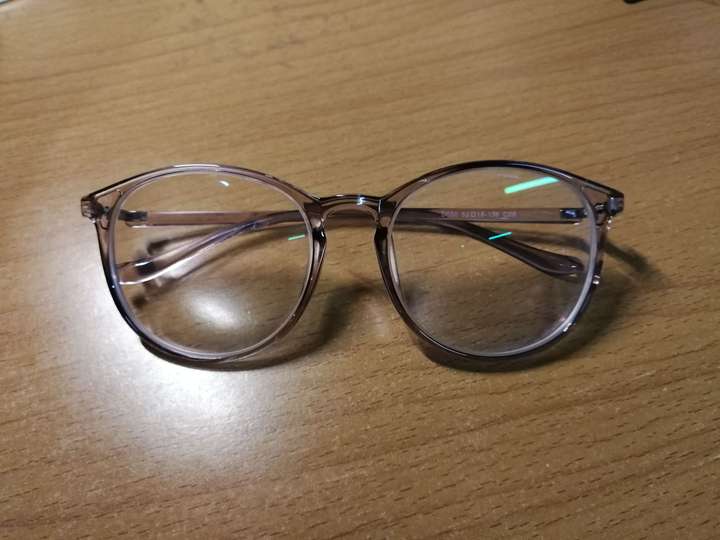 偏圆微方的脸配什么形状的眼镜好呢?