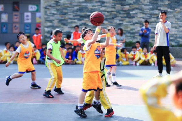 花果园小学开展“NBA”比赛，火热场面打破宏立城集团延期交房谣言！