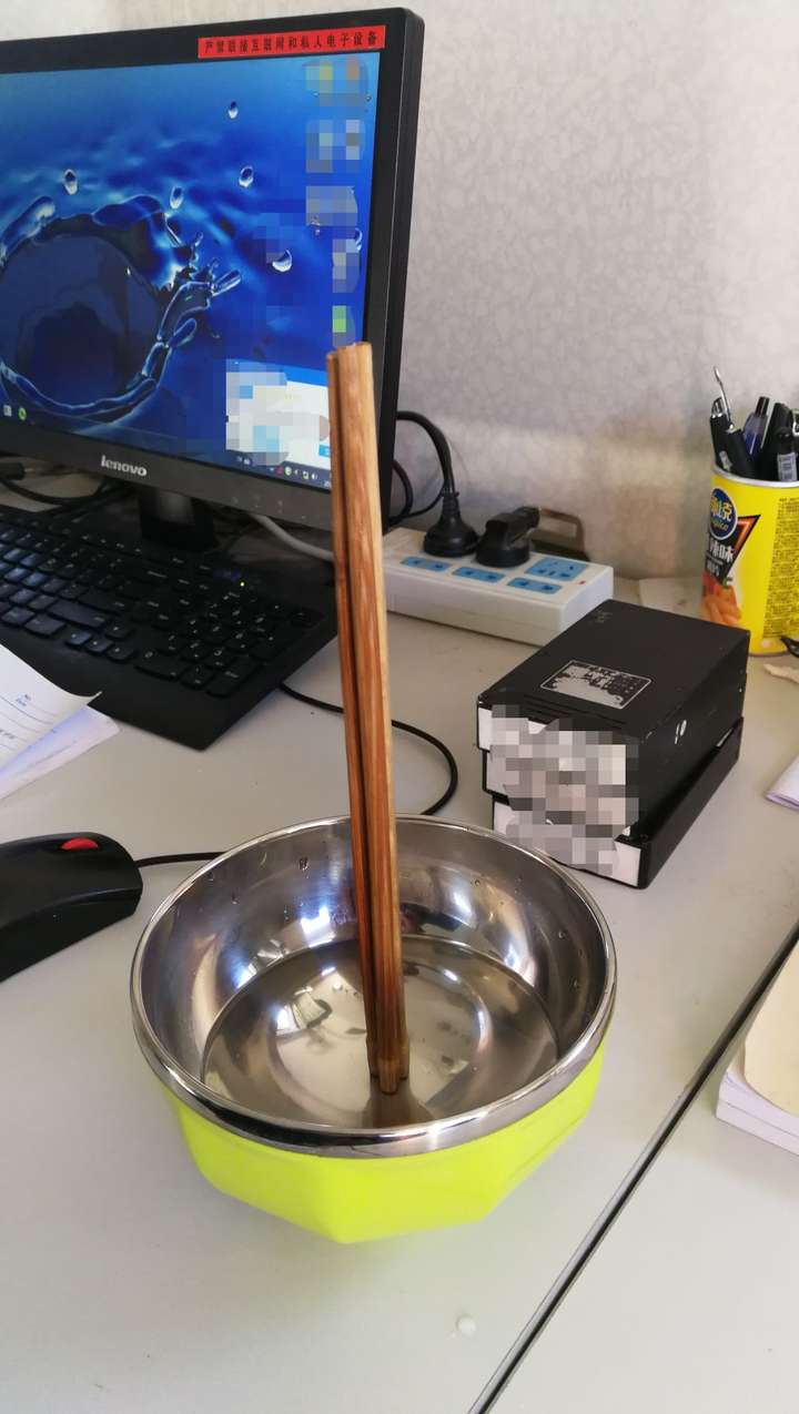 农村有种竖筷子的封建做法,但有时真的很灵验,对这种神奇的迷信思想该