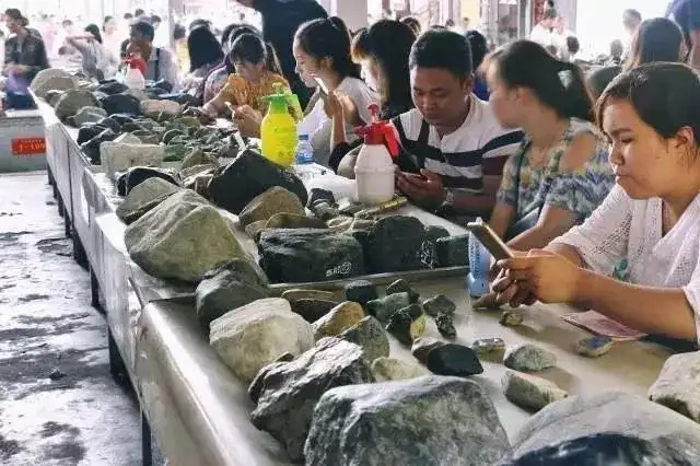 批发翡翠原石批发市场在哪里？中国最早最大翡翠原石赌石批发交易集散地-第2张图片-趣盘玩