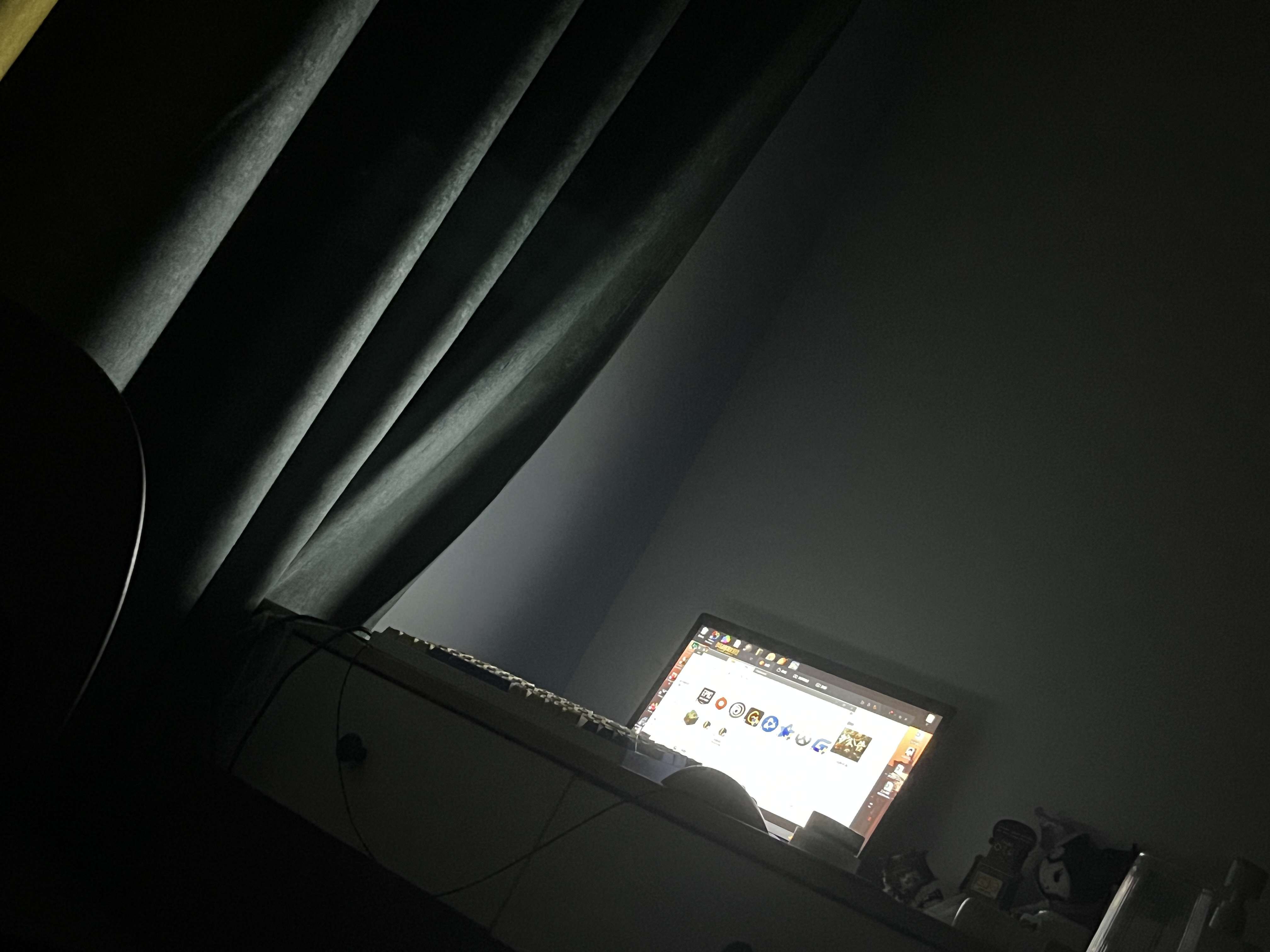 朝歌 的想法: 睡醒了躺在床上发呆不想起床,房间里黑黑… - 知乎