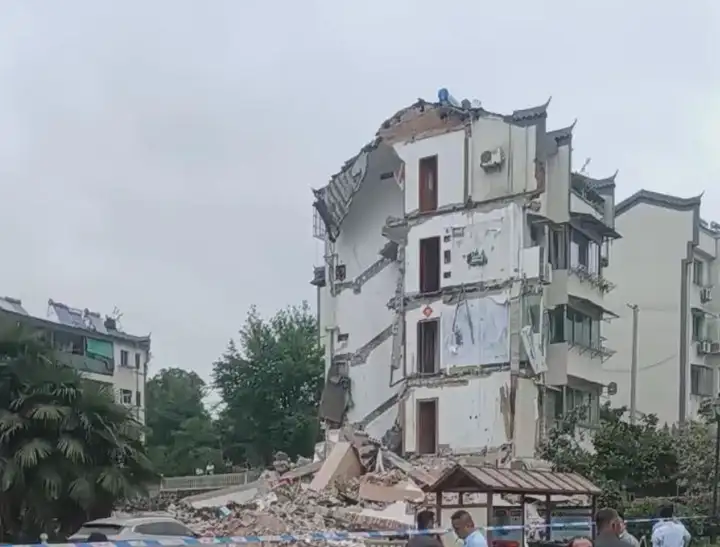 安徽铜陵居民楼坍塌致4死1伤,城市里的旧房子正在孤独地老去