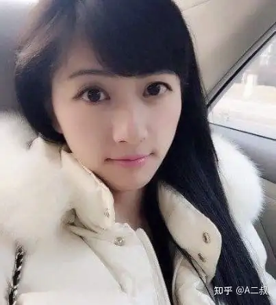 她转型后,没有进入娱乐圈而是选择了结婚生子,新郎叫方业昌,慧科教育